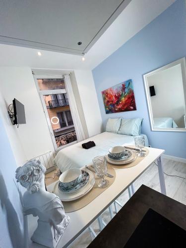 Cette chambre comprend un lit et une table avec des plaques de cuisson. dans l'établissement blue sun, à Nice