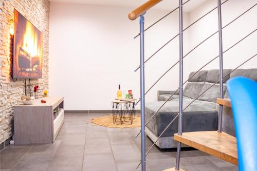 Pokój z łóżkiem i stołem w obiekcie "City House" - Maison de ville en hypercentre - 2mn gare - BY PRIMO CONClERGERIE w mieście Mâcon