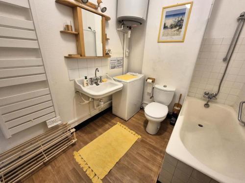une salle de bain avec toilettes, lavabo et baignoire dans l'établissement Residence Albion - Très au calme pour ce studio ! MAE-3431, à Aix-les-Bains