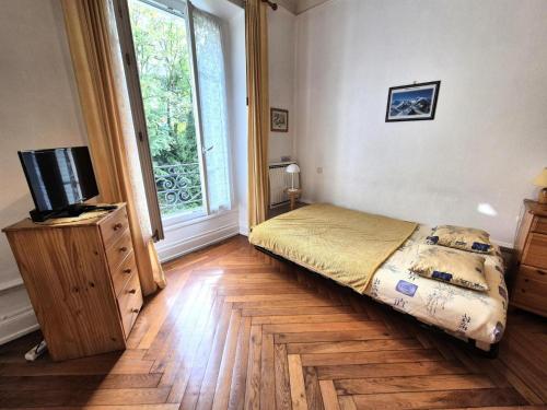 une chambre avec un lit, une télévision et une fenêtre dans l'établissement Residence Albion - Très au calme pour ce studio ! MAE-3431, à Aix-les-Bains