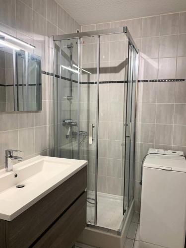 une salle de bain avec une douche, un lavabo et des toilettes dans l'établissement Résidence Héliopolis Bâtiment Ab - Studio 2 pers- Héliopolis Bât AB MAE-2824, au Cap d'Agde