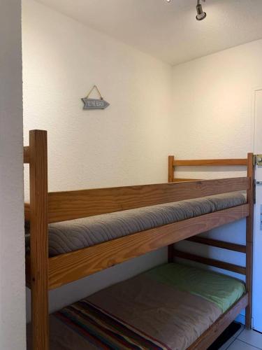 quelques lits superposés dans une chambre dans l'établissement Résidence Héliopolis Bâtiment Ab - Studio 2 pers- Héliopolis Bât AB MAE-2824, au Cap d'Agde
