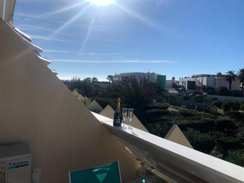 - une bouteille de vin assise sur la cheminée d'un bâtiment dans l'établissement Résidence Héliopolis Bâtiment Ab - Studio 4 pers - Héliopolis Bât. AB MAE-3044, au Cap d'Agde