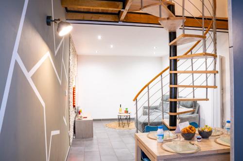 - un escalier dans une chambre avec une table et un escalier dans l'établissement 