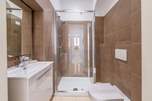 une salle de bain avec une douche, des toilettes et un lavabo dans l'établissement ST MICHEL - Beau 3pièces en centre-ville climatisé, à Menton