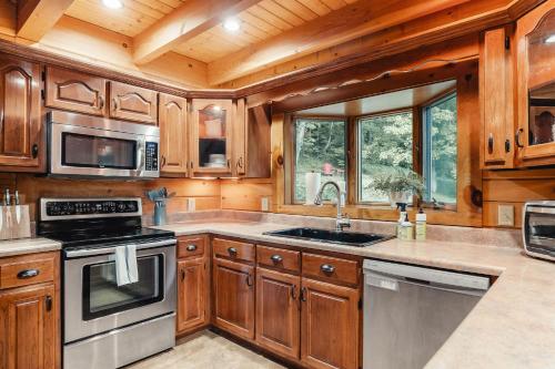 Η κουζίνα ή μικρή κουζίνα στο Pinewood Chalet