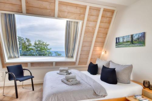 Ferienwohnung Bernstein in der Villa Rex Sellin في اوستيباد سيلين: غرفة نوم بها سرير ونافذة كبيرة