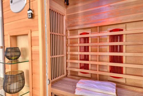 Ferienwohnung Bernstein in der Villa Rex Sellin في اوستيباد سيلين: ساونا مع مقعد في غرفة خشبية