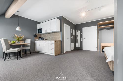 une chambre avec une cuisine et une salle à manger dans l'établissement Ferienwohnung Bude 4 Dagebüll, à Dagebüll