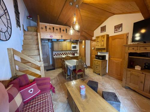 - une cuisine et un salon avec une table dans une cabine dans l'établissement Bel appartement proche pistes et randonnées, à Pralognan-la-Vanoise