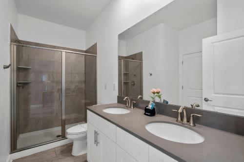 Koupelna v ubytování 2912 Storey Lake new game room 24 guests poolspa