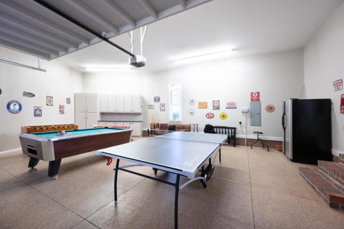 una grande stanza con un tavolo da ping pong di Lakeside Lane Retreat a Johnsonville