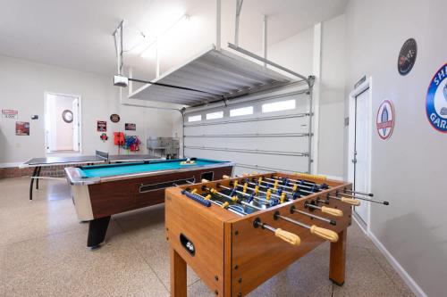 una sala biliardo con tavolo da biliardo di Lakeside Lane Retreat a Johnsonville