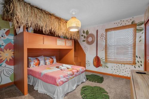 Postel nebo postele na pokoji v ubytování 2912 Storey Lake new game room 24 guests poolspa