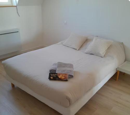 - un lit blanc avec un plateau dans l'établissement Appartement cosy & central, à Mortain