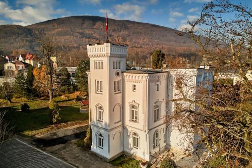 un edificio blanco con una bandera encima en Chateau Franz, en Osek
