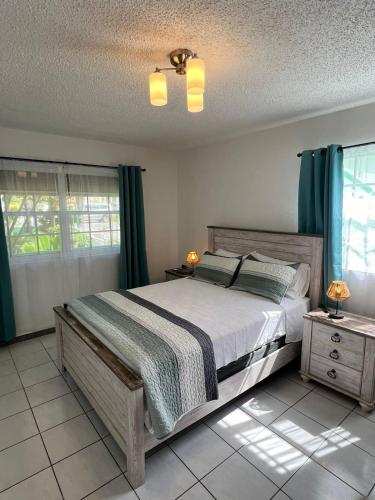 Giường trong phòng chung tại Bel appartement n1 neuf de 2 chambres à Grand-Case