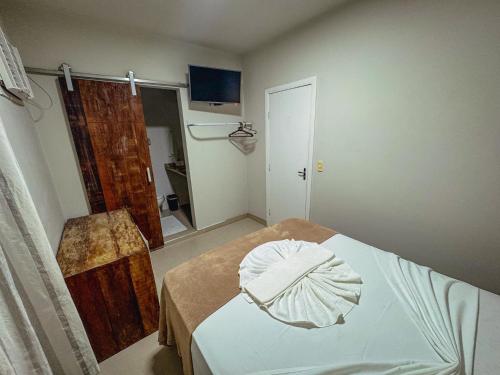 a hospital room with a bed and a door at Pousada Porto Girassol in Abraão