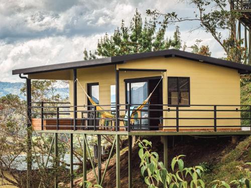 a small yellow house on top of a hill at Alto Sereno in Horizonte
