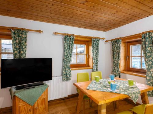 Gasthaus Auwirtにあるテレビまたはエンターテインメントセンター