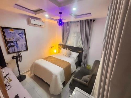 Postel nebo postele na pokoji v ubytování PrimeAxis Hub Apartment