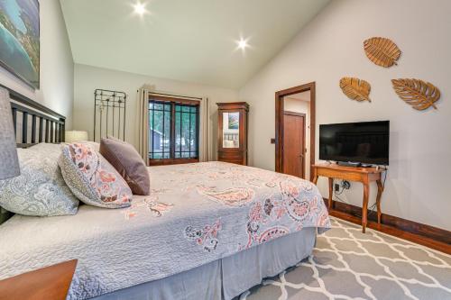 Un pat sau paturi într-o cameră la 1 Mi to Dtwn! Lakefront Earl Young Charlevoix Home