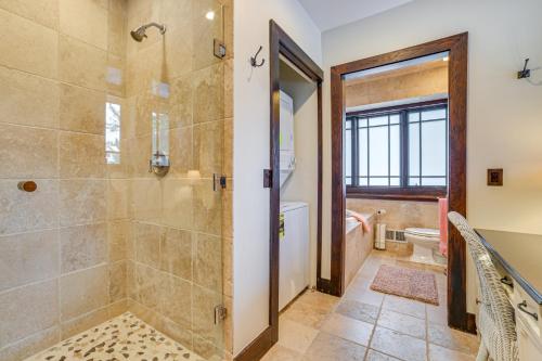 O baie la 1 Mi to Dtwn! Lakefront Earl Young Charlevoix Home