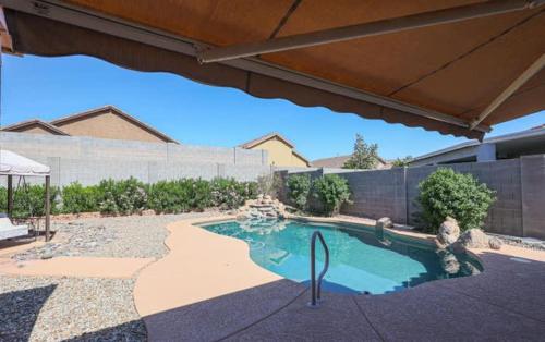 Πισίνα στο ή κοντά στο Cozy home near freeways w pool BBQ