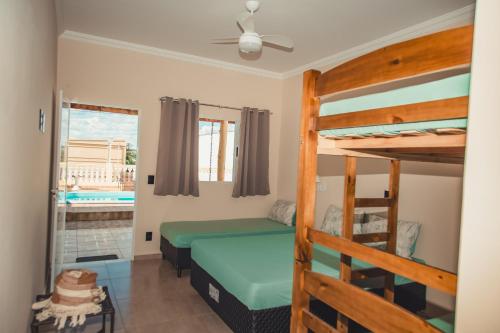 a bedroom with a bunk bed and a bunk bed at Espaço Hórus in Socorro