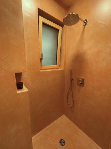 a bathroom with a shower with a mirror and a window at Casa Andrea Chefétage by Fewotessin in Gerra