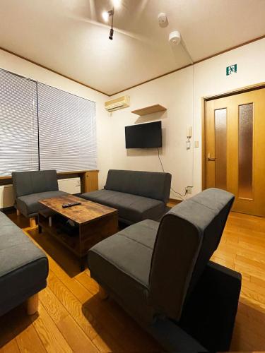 a living room with a couch and a table at 清里札弦Arun別邸 in Kiyosato