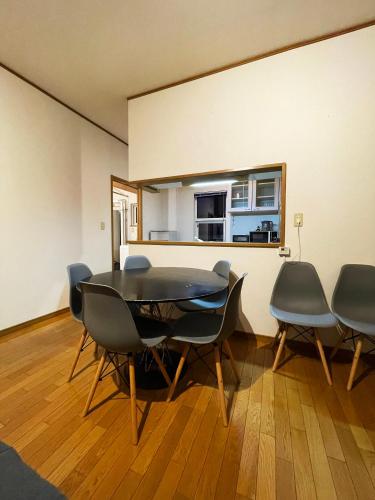 a dining room with a table and chairs at 清里札弦Arun別邸 in Kiyosato