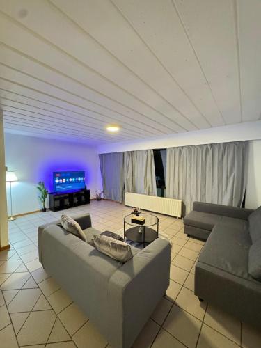 Khu vực ghế ngồi tại Appartement de Luxe Entièrement Rénové - Proche Aéroport de Bruxelles, Quartier Chic