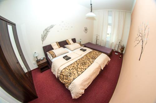 um quarto com uma cama grande num quarto em Apartman Relax Olomouc em Olomouc