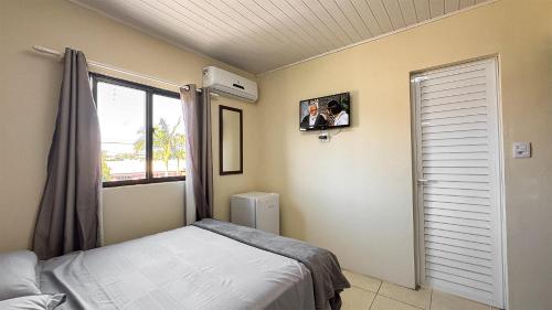 a bedroom with a bed and a window at Atlantida Johsil Hotel in Xangri-lá