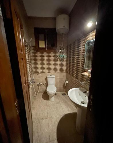 Ένα μπάνιο στο Luxe Nest Guest House Apartment 101