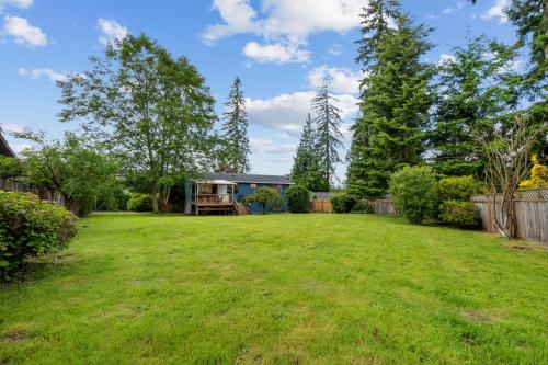 a yard with a house in the background at Spacious Modern Retreat w Game Room and Yard in Lynnwood