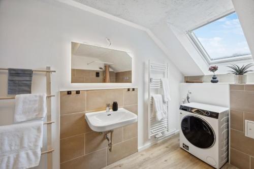 ein Badezimmer mit Waschbecken und Waschmaschine in der Unterkunft Amigo 2 in Schwerin