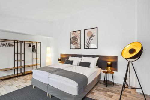 ein Schlafzimmer mit einem großen Bett und einer gelben Gitarre in der Unterkunft Amigo 2 in Schwerin