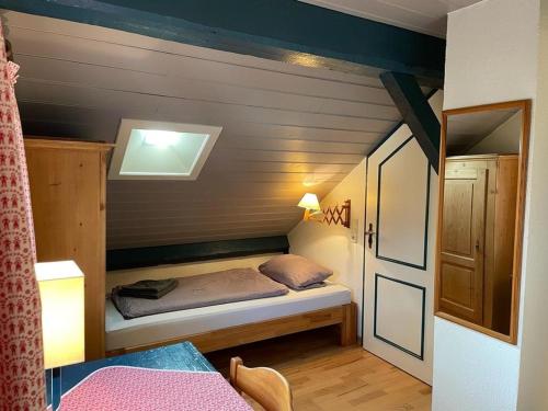 a small bedroom with a bed in a room at Drifthuus 2 groß in Spiekeroog