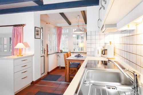 a kitchen with a sink and a counter top at Drifthuus 1 klein in Spiekeroog