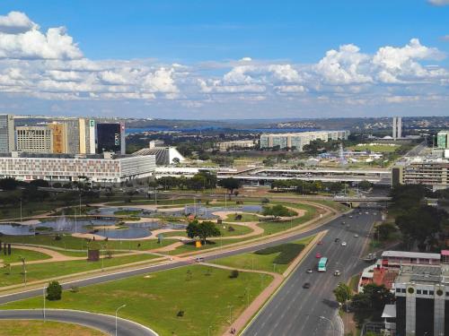 Pemandangan umum bagi Brasília atau pemandangan bandar yang diambil dari hotel