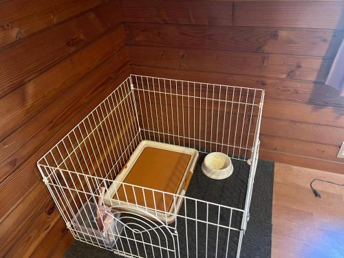 an overhead view of a bird cage in a room at 富士山サクラリゾート in Kai