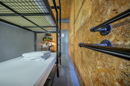 una habitación con una cama y una pared de ladrillo en RALPH Bangkok, en Bangkok