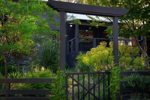 Un jardín fuera de Bainbridge House-beautiful home in native bush