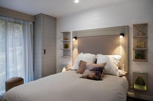 Una cama o camas en una habitación de Bainbridge House-beautiful home in native bush