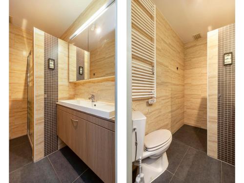 Ένα μπάνιο στο Apartment in Blankenberge near the Beach