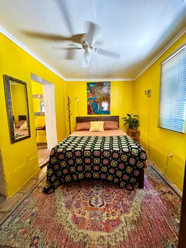 Katil atau katil-katil dalam bilik di La Quirky Casita, Barrio Viejo
