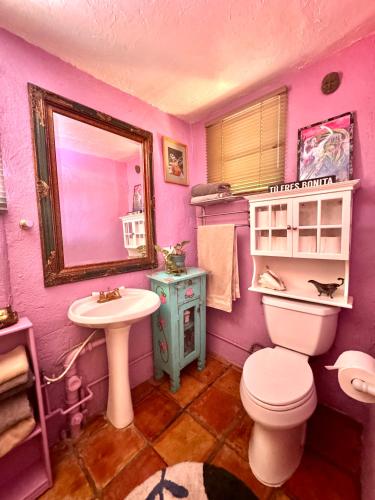 Bilik mandi di La Quirky Casita, Barrio Viejo