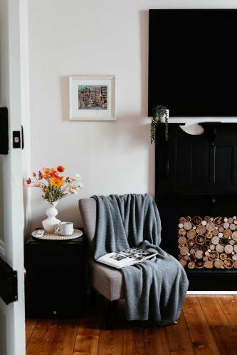 Gallery image of Room at Historic Benambra Boutique Accommodation - c1883 - 'Rosebud Room' in Queenscliff